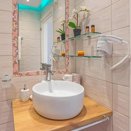 Spacious For 4 In The Center Of Rhodes Апартаменти